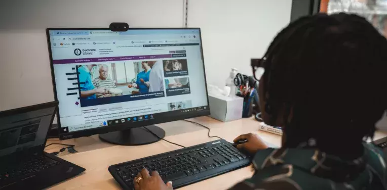 Person looking at the Cochrane Library website on a desktop computer