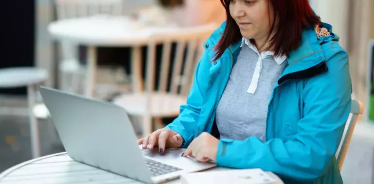 Woman in a cafe on her laptop